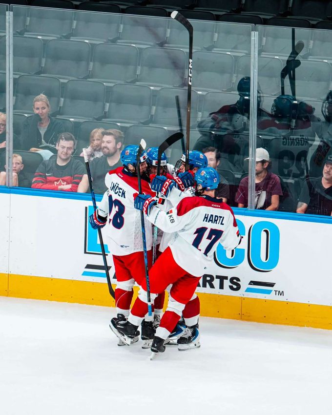 Šokující výsledek české osmnáctky! V přípravě na Hlinka Gretzky Cup rozdrtila Kanadu 6:0 Šokující výsledek české osmnáctky! V přípravě na Hlinka Gretzky Cup rozdrtila Kanadu 6:0