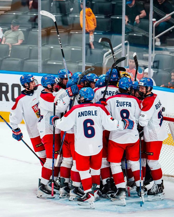 Šokující výsledek české osmnáctky! V přípravě na Hlinka Gretzky Cup rozdrtila Kanadu 6:0 Šokující výsledek české osmnáctky! V přípravě na Hlinka Gretzky Cup rozdrtila Kanadu 6:0