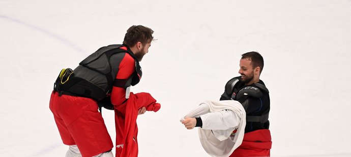 Hynek Zohorna a Michal Řepík si převlékají tréninkové dresy