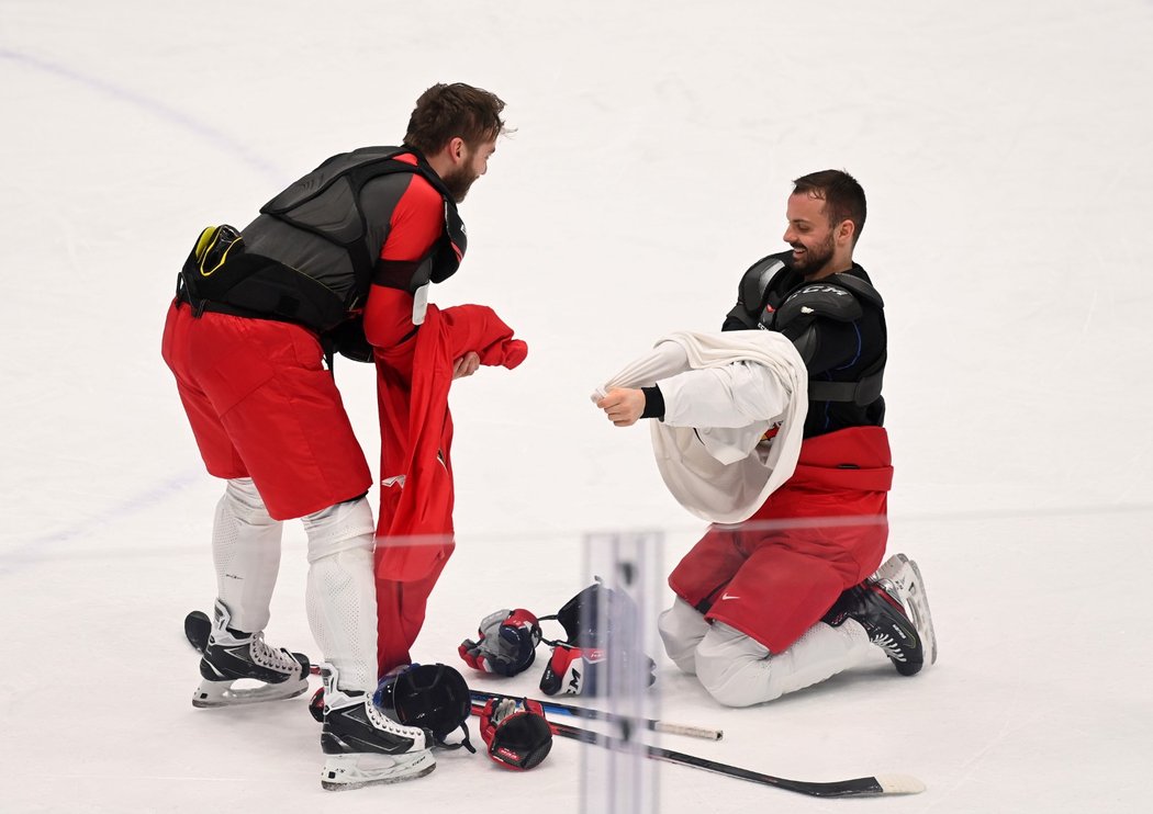 Hynek Zohorna a Michal Řepík si převlékají tréninkové dresy