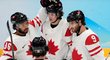 Kanadští hokejisté se radují z gólu do sítě Číny