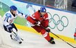 Jaromír Jágr v souboji s Kimmo Timmonenem ve čtvrtfinále olympiády ve Vancouveru