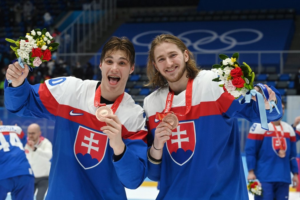 Juraj Slafkovský a Pavol Regenda (vpravo) s bronzovou olympijskou medailí