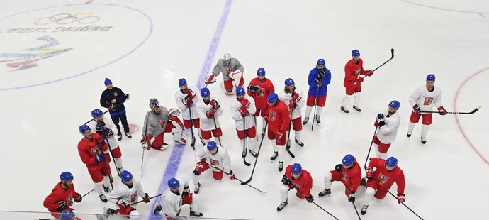 Čeští hokejisté na tréninku v Pekingu poslouchají pokyny Filipa Pešána