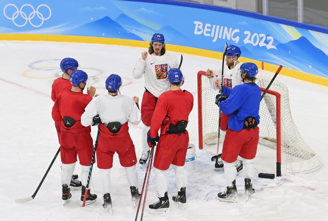 Čeští hokejisté si po tréninku stříhají o odnesení puků