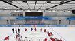 Čeští hokejisté při protažení během čtvrtečního tréninku