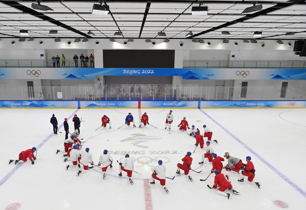 Čeští hokejisté při protažení během čtvrtečního tréninku