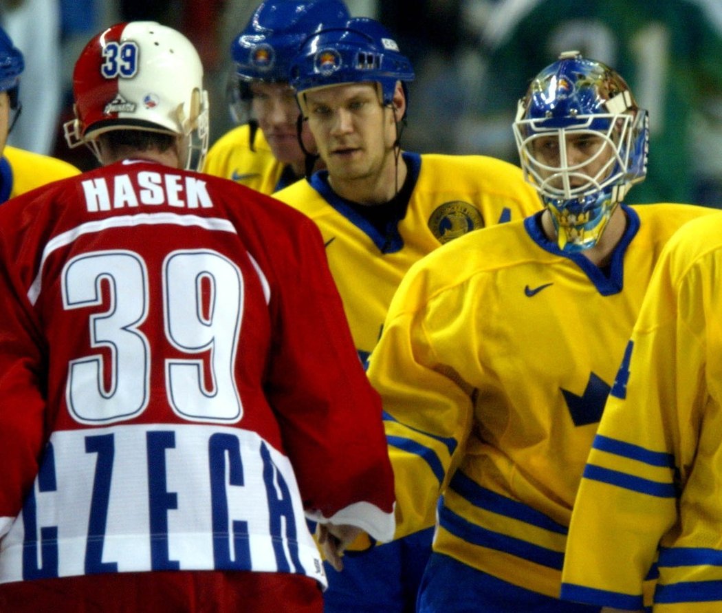 Haška už kontaktovalo Ministerstvo zahraničních věcí ČR ohledně účasti ruských hráčů na zápasech NHL v Praze mezi San Jose a Nashvillem. Na seznamu je osm ruských hokejistů. Na snímku s gólmanem Švédska Tommym Salem na ZOH v Salt Lake City