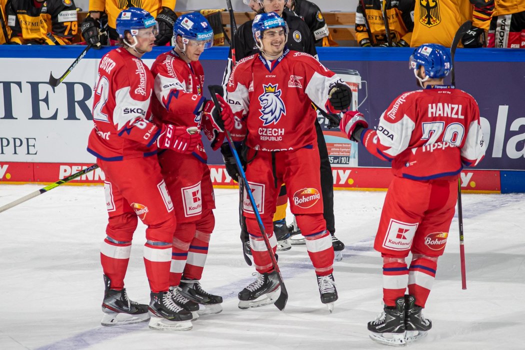 Čeští hokejisté se radují z trefy v sobotním utkání proti Německu