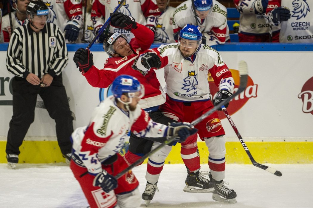 Český útočník Jiří Černoch atakoval Benjamina Baumgartnera, střelce dvou rakouských gólů