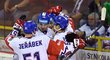 Čeští hokejisté se radují z druhé trefy Filipa Chytila v přípravném utkání na ledě Slovenska