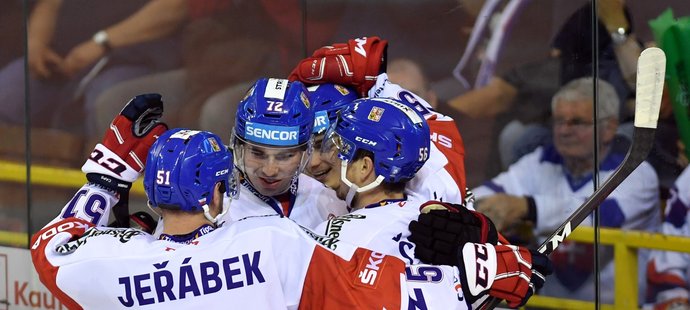 Čeští hokejisté se radují z druhé trefy Filipa Chytila v přípravném utkání na ledě Slovenska