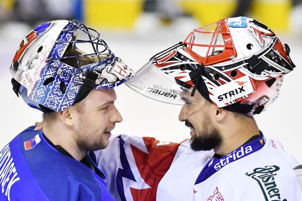 Brankář Jakub Kovář chyběl na bronzovém MS ve Finsku. Na snímku se Slovákem Júliem Hudáčkem, kterého ve Spartě těsně nestihl Brankář Jakub Kovář chyběl na bronzovém MS ve Finsku. Na snímku se Slovákem Júliem Hudáčkem, kterého ve Spartě těsně nestihl