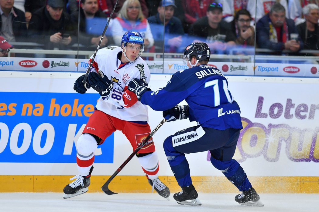 Dominik Kubalík se snaží vyhnout finskému protihráči Jeremu Sallinenovi v utkání Carlson Hockey Games v Brně