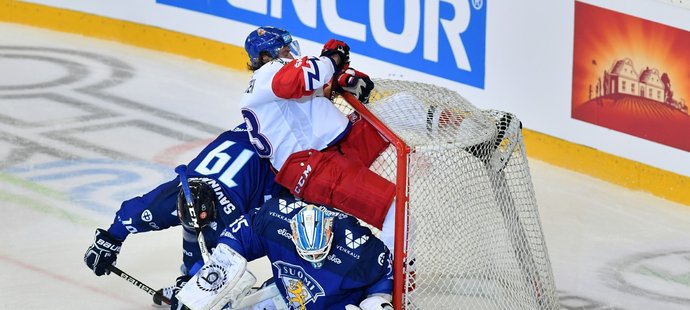 Jakub Voráček v závěru druhé třetiny vybojoval krátce po sobě dva fauly, které gólem potrestal Filip Hronek