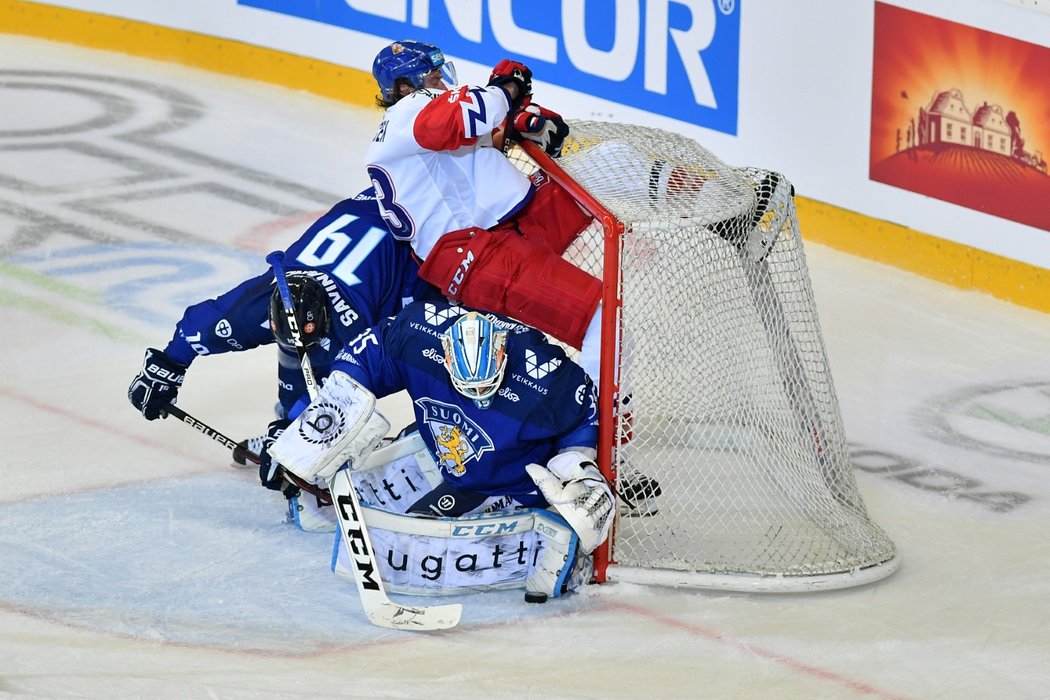 Jakub Voráček v závěru druhé třetiny vybojoval krátce po sobě dva fauly, které gólem potrestal Filip Hronek