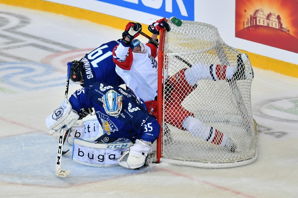 Po faulu Henriho Jokiharju skončil český kapitán Jakub Voráček nepříjemně ve finské brance