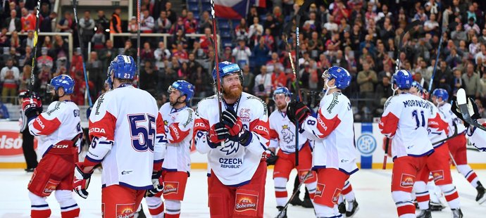 Český kapitán Jakub Voráček děkuje brněnským fanouškům po prvním utkání Carlson Hockey Games proti Finsku