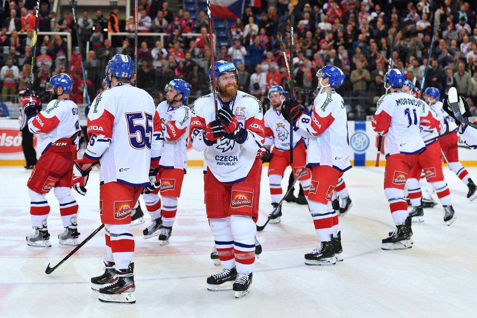 Český kapitán Jakub Voráček děkuje brněnským fanouškům po prvním utkání Carlson Hockey Games proti Finsku