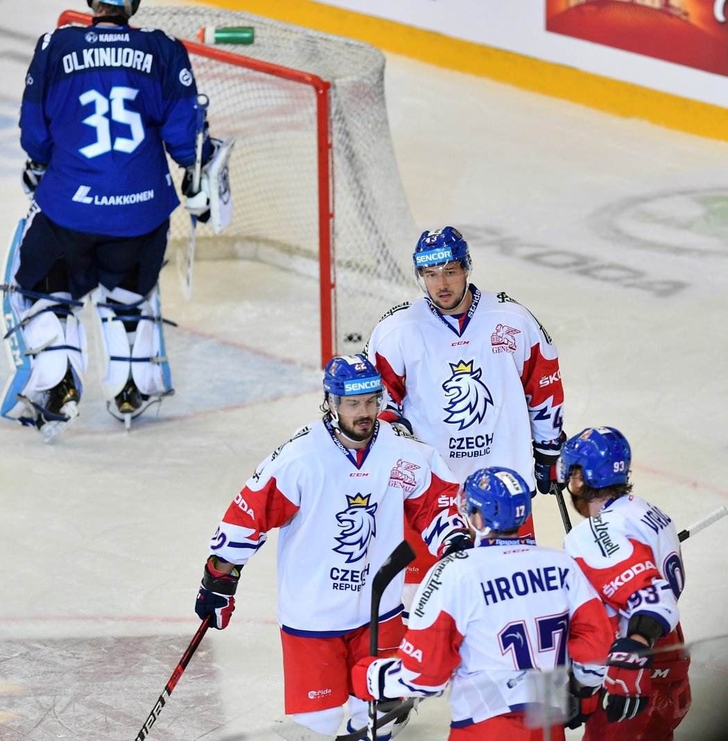 Čeští hokejisté se radují z přesilovkové trefy obránce Filipa Hronka, který v závěru druhé třetiny snížil na 1:2