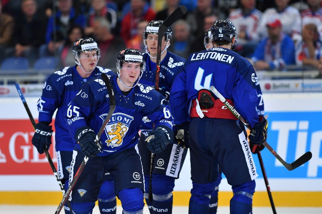Finští hokejisté se radují z první trefy utkání proti Čechům, v závěru první třetiny se v samostatném úniku prosadil Sakari Manninen