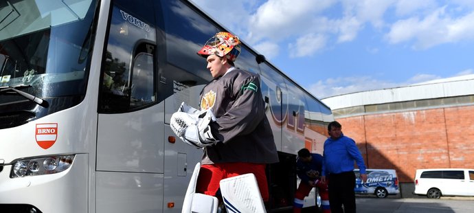 Hvězdný brankář Andrej Vasilevskij z Tampy Bay absolvoval cestu na trénink v kompletní výstroji i s betony