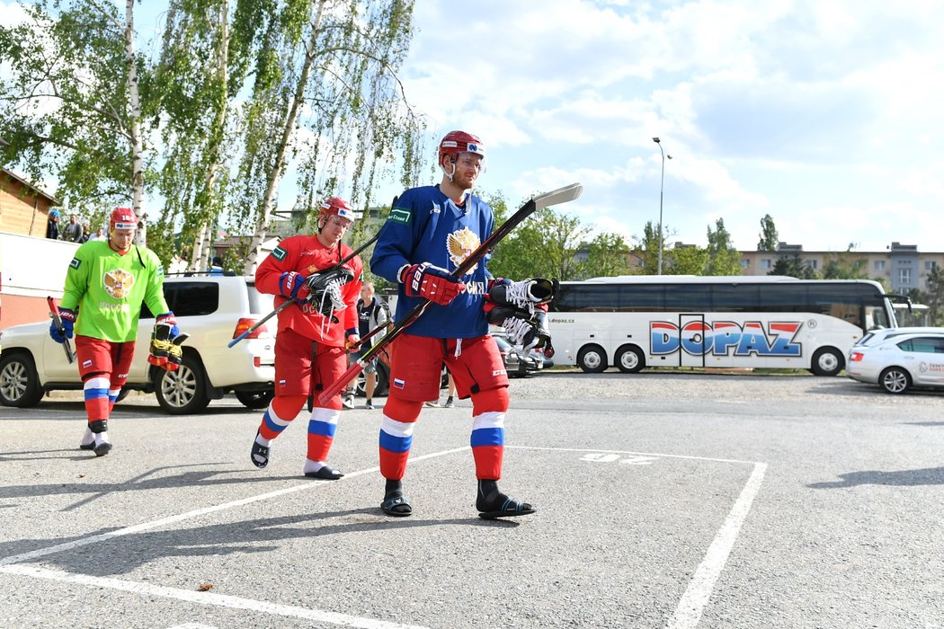 Rusové se na trénink v hale nedaleko parku Lužánky přesunuli autobusem v plné výstroji