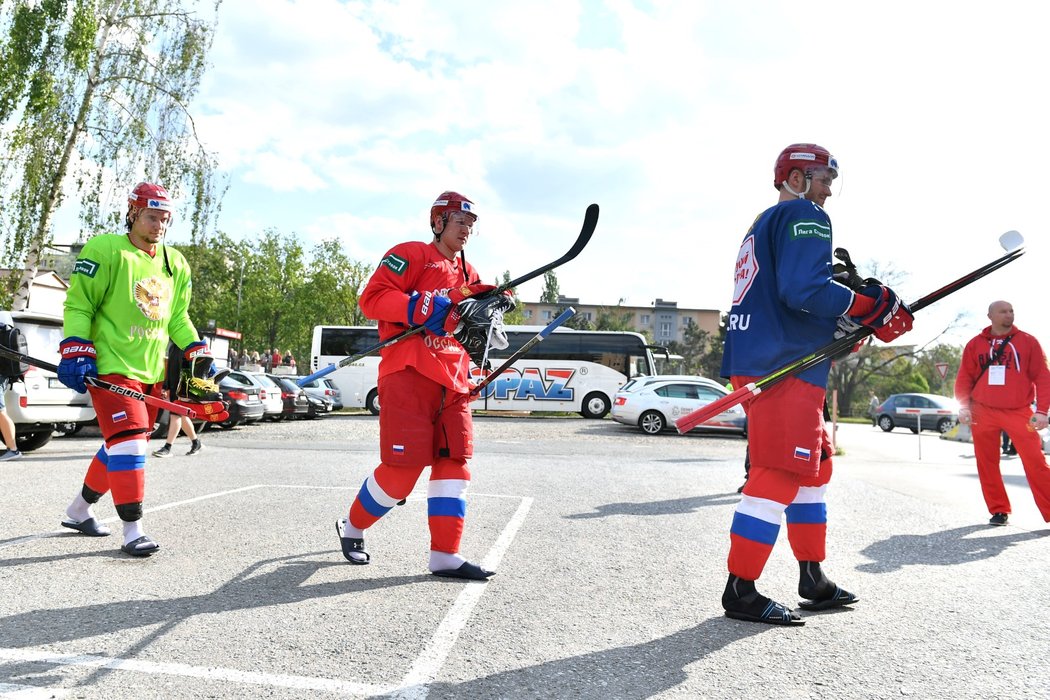 Výstroj nevýstroj, jede se na trénink! Ruští hokejisté zamířili v Brně na trénink v kompletní výzbroji