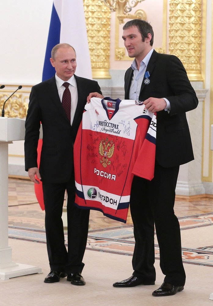 Alexander Ovečkin předal Vladimiru Putinovi ruský dres po triumfu na MS v roce 2014