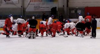 Poslední trénink před cestou na MS. Tandem z KHL bruslil s Voráčkem