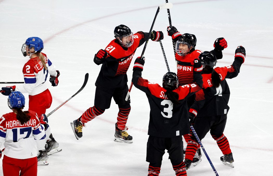 Japonské hokejistky se radují z úvodní branky utkání proti Česku