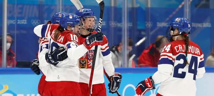 České hokejistky se radují ze třetí branky, kterou zařídila Tereza Vanišová