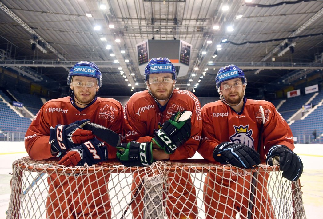 Bratři Zohornové zprava Hynek, Radim a Tomáš nastoupí společně ve čtvrtek proti Švédsku