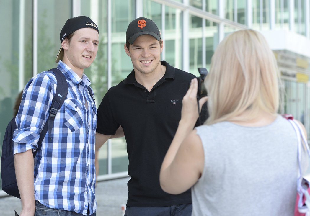 Tomáš Hertl se fotí s fanouškem před schůzkou hráčů z NHL s reprezentačním koučem Vůjtkem