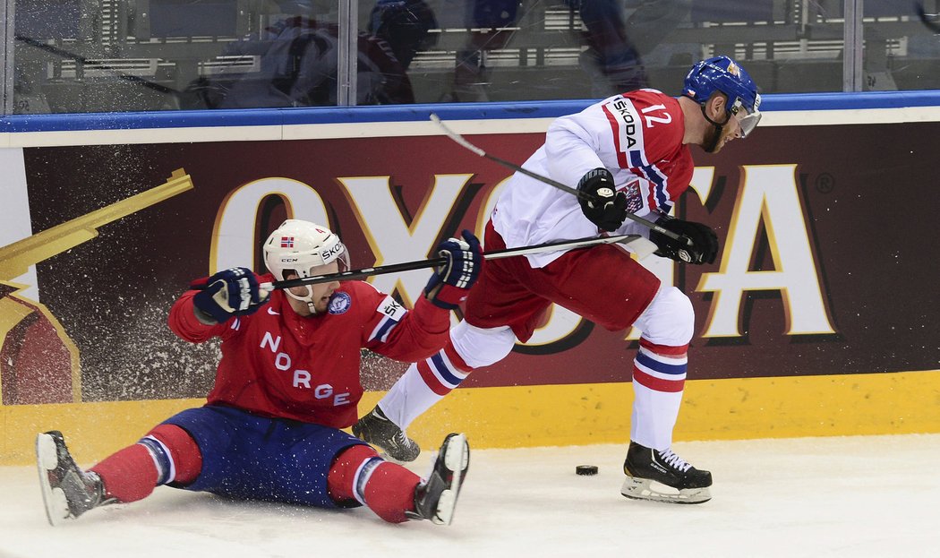 Norský obránce Daniel Sörvik se snaží zastavit Jiřího Novotného na mistrovství světa v Bělorusku 2014