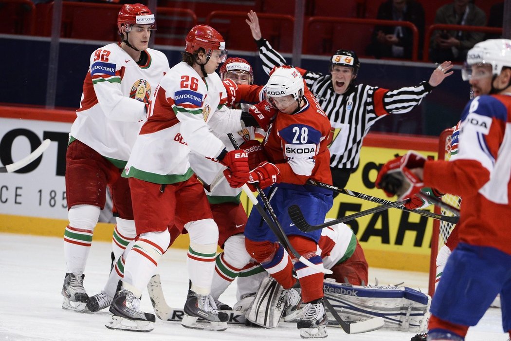 Zápas mezi Norskem a Švýcarskem řídili Martin Fraňo a Kanaďan Derek Zalaski (na snímku)