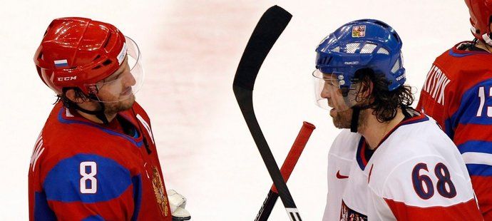 Alexandr Ovečkin a Jaromír Jágr se zdraví po vítězném zápase Rusů na olympiádě ve Vancouveru, ve kterém ruský snajpr českou legendu zničil