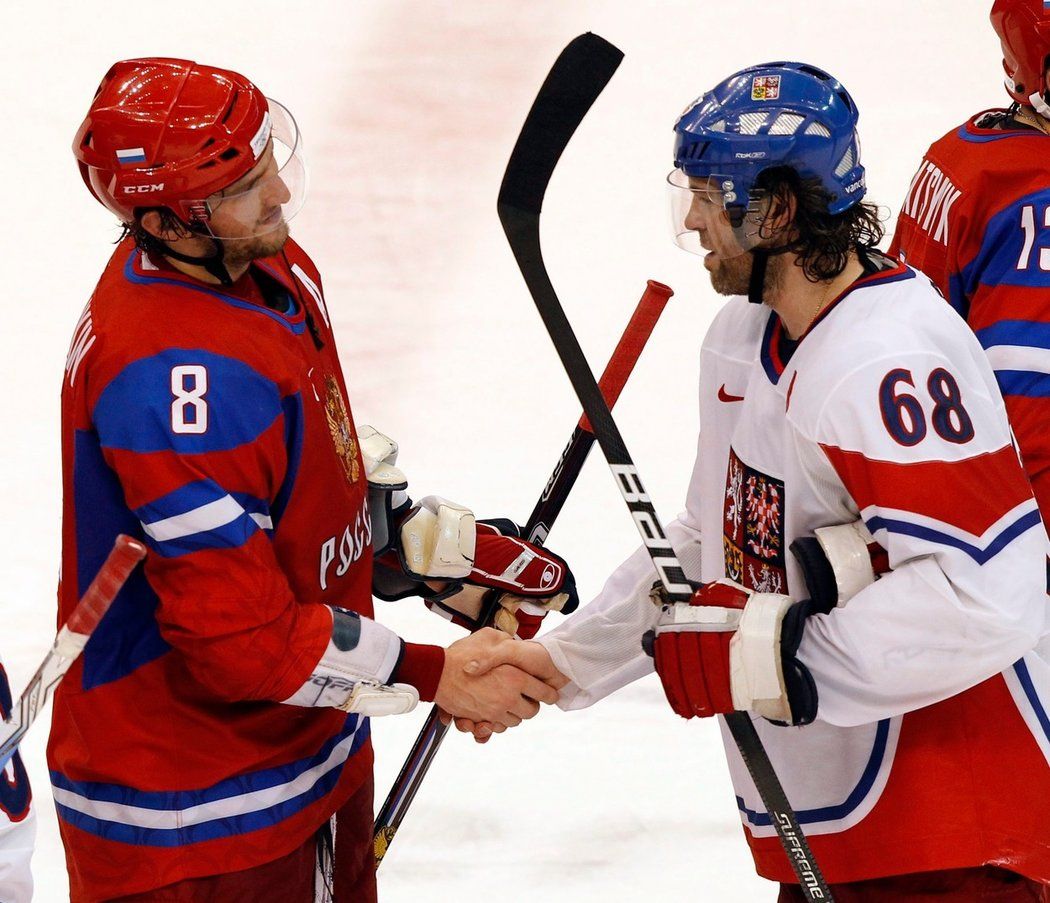 Alexandr Ovečkin a Jaromír Jágr se zdraví po vítězném zápase Rusů na olympiádě ve Vancouveru, ve kterém ruský snajpr českou legendu zničil