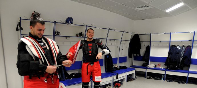 Čeští hokejisté jsou se šatnou v olympijské hale v Soči spokojení. Na snímku brankář Jakub Kovář (vlevo) a Jan Kovář