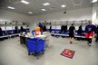 Ondřej Němec přichází do české šatny v hokejové hale v Soči, kde se odehraje i olympijský turnaj