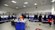 Ondřej Němec přichází do české šatny v hokejové hale v Soči, kde se odehraje i olympijský turnaj