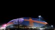 Zvenčí vypadá olympijská hala v Soči úchvatně, zůstalo jí nasvícení ze zápasu Rusko - Švédsko