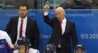 Slovenský trenér Craig Ramsay gestikuluje na střídačce v úvodním zápase olympijských her proti ruskému výběru