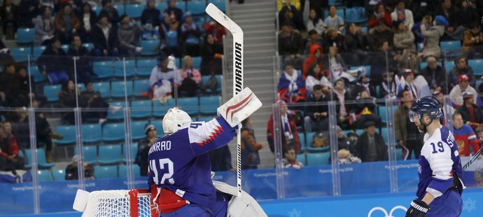 Branislav Konrád ve slovenské brance se raduje po triumfu s Rusy na úvod olympijských her
