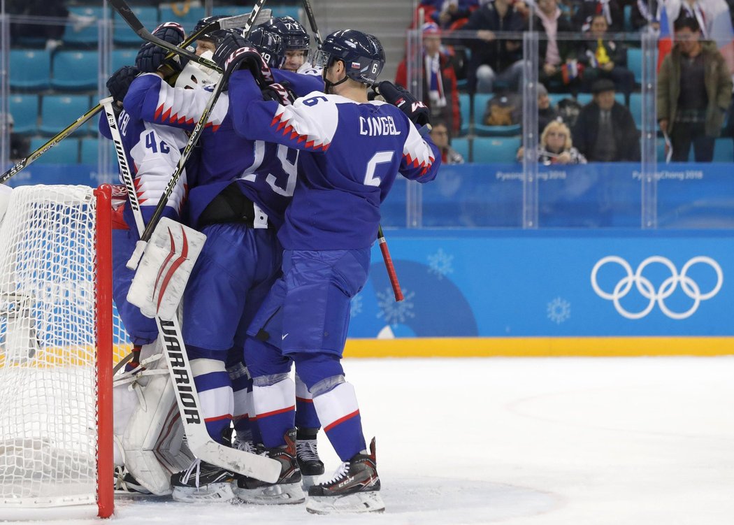 Slovenští hokejisté v euforii po úvodní výhře na olympiádě proti Rusku