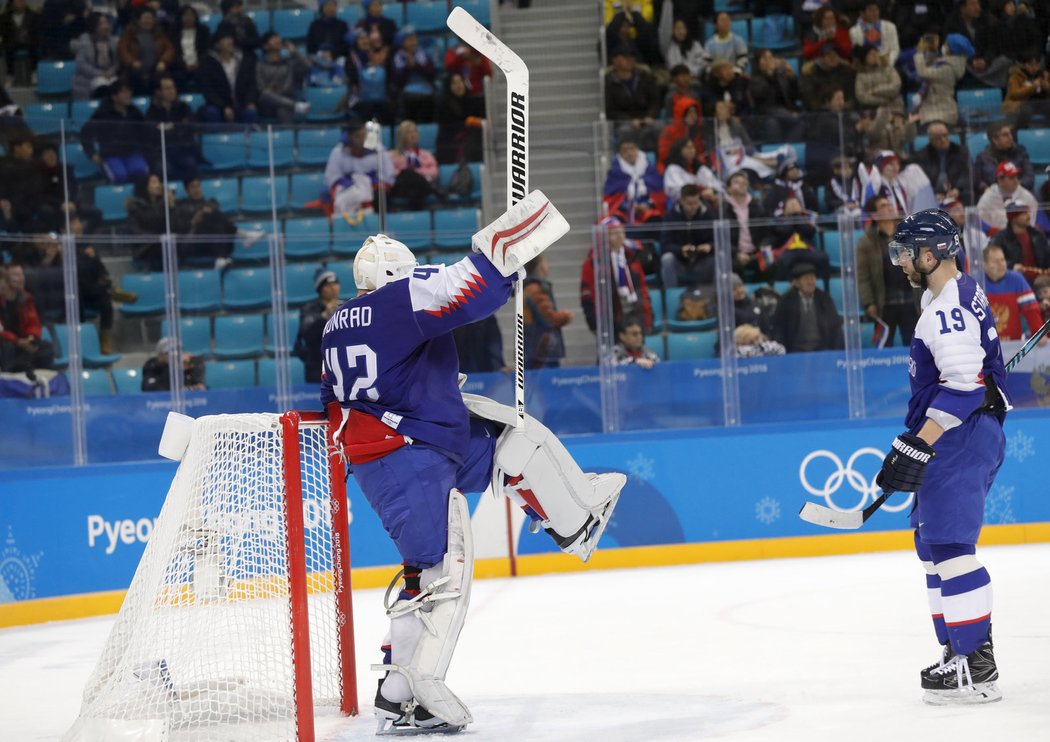 Branislav Konrád ve slovenské brance se raduje po triumfu s Rusy na úvod olympijských her