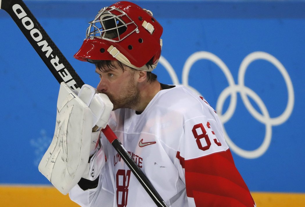 Ruský brankář Vasilij Košečkin jakoby nemohl uvěřit tomu, že jeho tým prohrál na úvod olympiády se Slovenskem