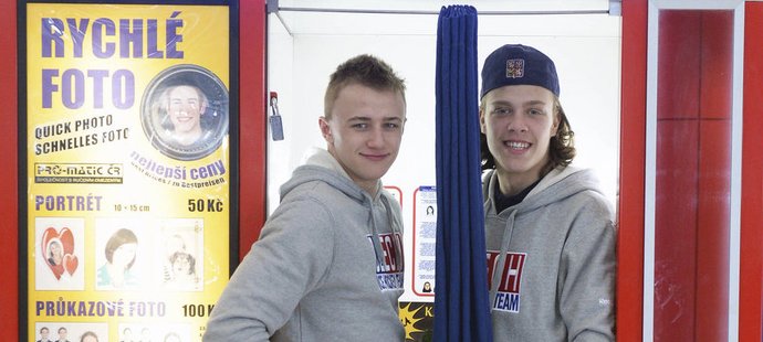 Jakub Vrána a David Pastrňák (vpravo) před odletem na mistrovství světa osmnáctek