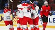 Čeští hokejisté do 18 let oslavují gól v zápase se Švýcarskem