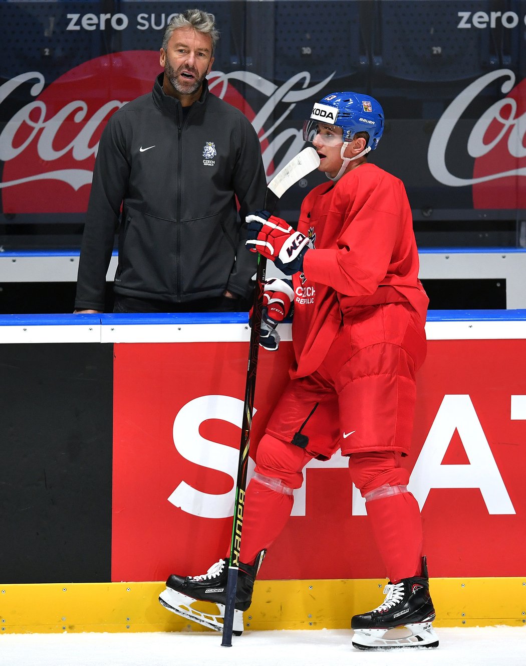 Petr Nedvěd v roli generálního manažera reprezentace při diskuzi s Jakubem Vránou. I útočník Washingtonu Capitals bude podle Nedvěda na příštím světovém šampionátu scházet.